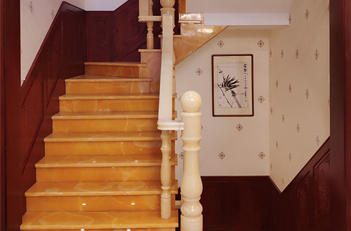 滨江中式别墅室内汉白玉石楼梯的定制安装装饰效果